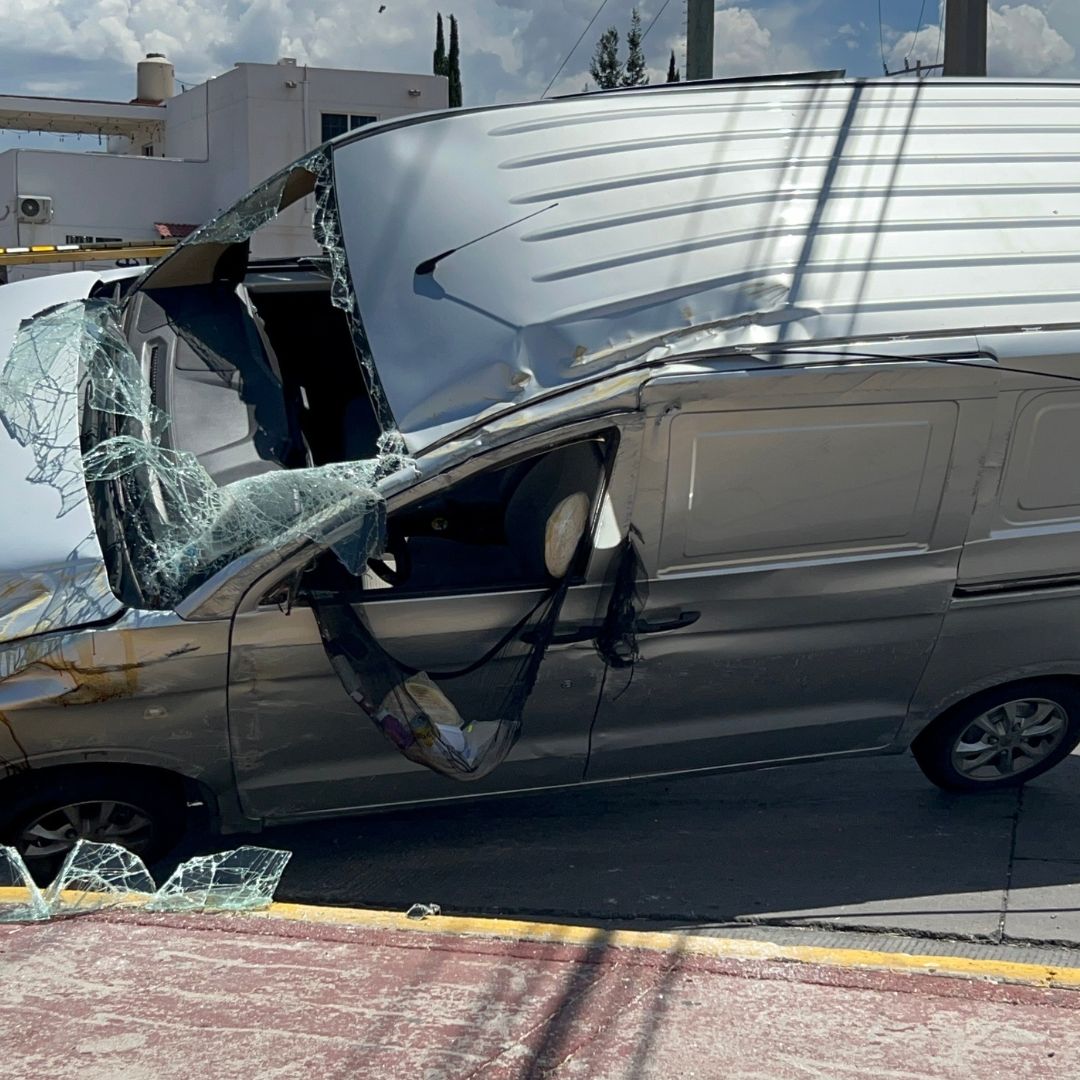 La camioneta de reparto volcó sobre su costado izquierdo.